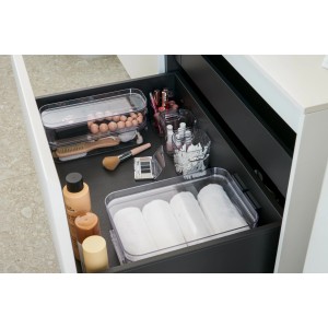 Transparente SmartStore Aufbewahrungsbox Compact Slim im Schubfach mit Kosmetik und Handtüchern.
