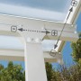 Detailansicht der weißen Palram Canopia Terrassenüberdachung Feria, Fokus auf flexible Pfosten.