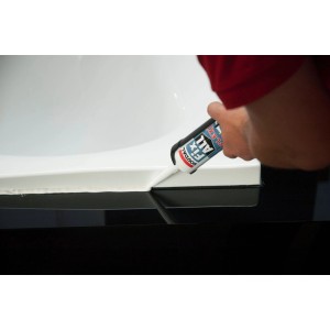 Hand trägt Soudal Fix All Flexi Hellgrau 470g als Dichtmasse auf eine Fuge auf.