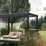 Biohort Pergola 5x3 m Quarzweiß auf Holzdeck mit Liegen im Garten.