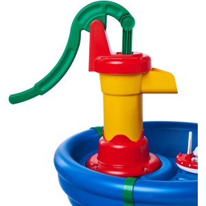 Detailansicht: Aquaplay Wassertisch mit Pumpe, Gießkanne und Boot. Buntes Spielzeug für Kinder.