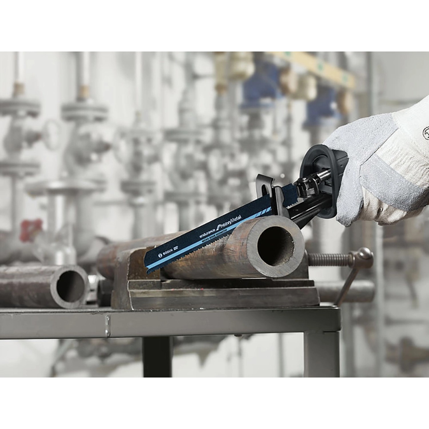 Bosch Säbelsägeblatt S 1136 CHF Endurance for Heavy Metal im Einsatz beim Sägen eines Metallrohrs.