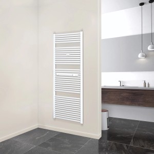 Weißer Schulte Design-Heizkörper Köln mit Handtuchhalter im modernen Bad.