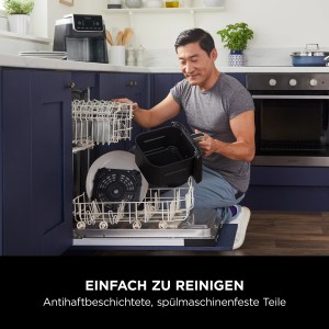 Mann räumt Zubehör der Ninja Heißluftfritteuse Max Pro in die Spülmaschine.