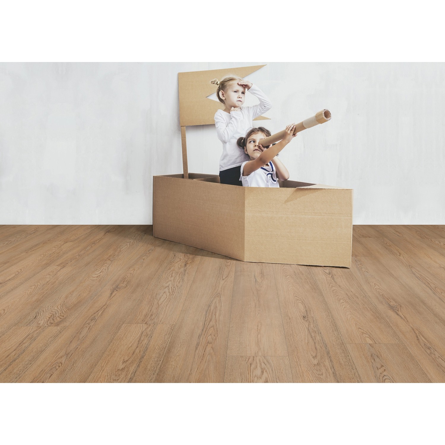 Kaindl Laminat Poseidon Malibu Oak, wasserfest, im Raum mit spielenden Kindern in einem Karton.