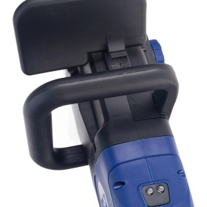 Detailaufnahme: LUX Elektro-Kettensäge EKS-L 2200/40, blaue Gehäuseelemente, schwarzer Griff und Handschutz.