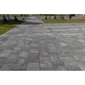 Premac Terrassenplatten Ester, anthrazit-grau, 60x30x5 cm, verlegt im Außenbereich.