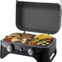 Campingaz Attitude 2100 LX Gas-Tischgrill mit Grillgut, Deckel geöffnet.