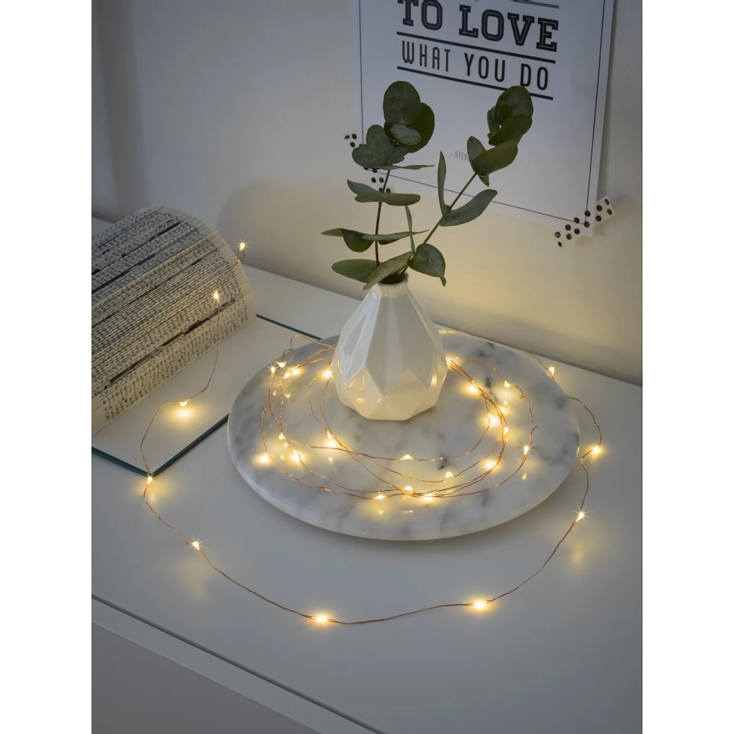 Konstsmide Micro LED Lichterkette mit 20 warmweißen LEDs auf kupferfarbenem Draht für den Innenbereich.