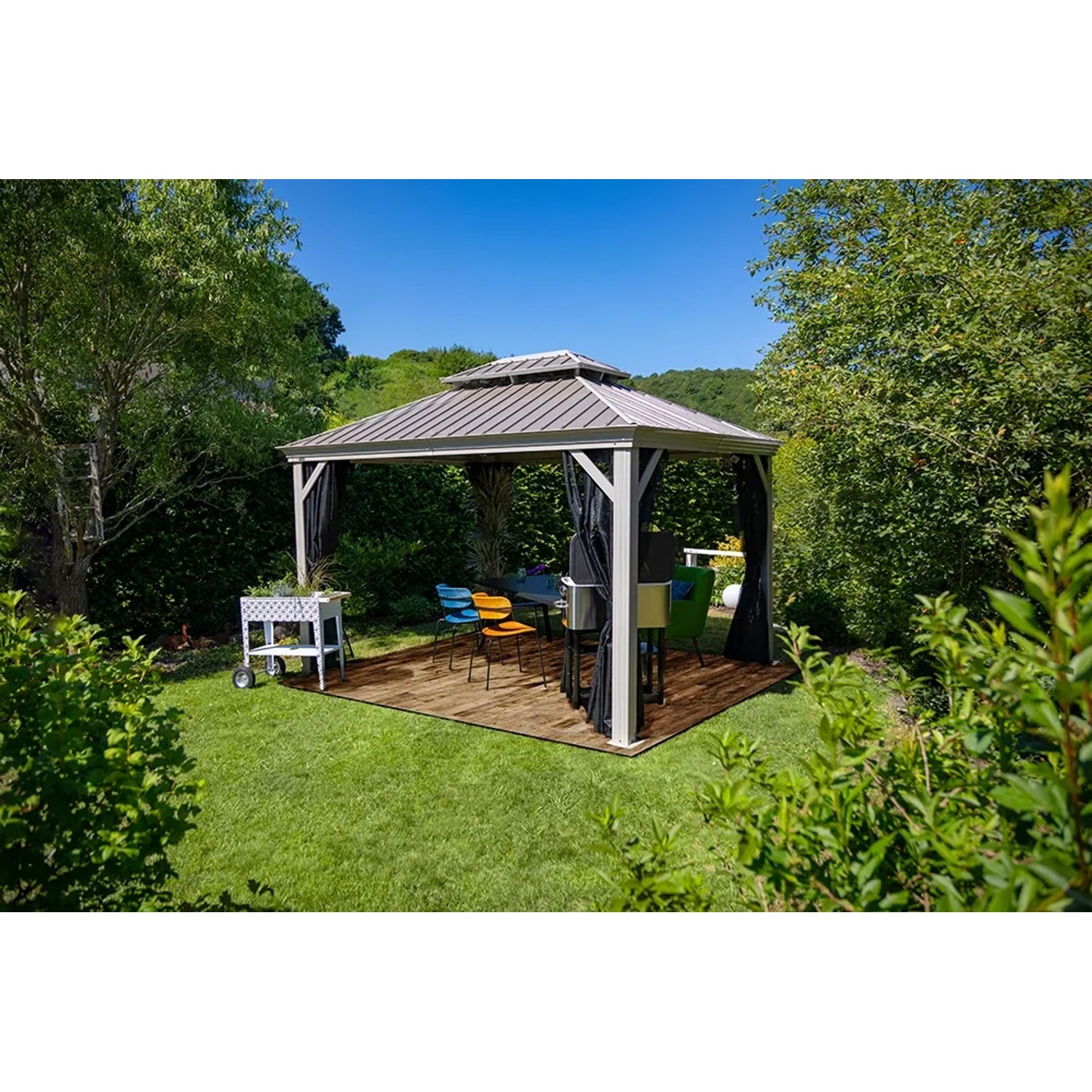 Sojag Pavillon Messina 12x16 Champagner mit Moskitonetzen im Garten.