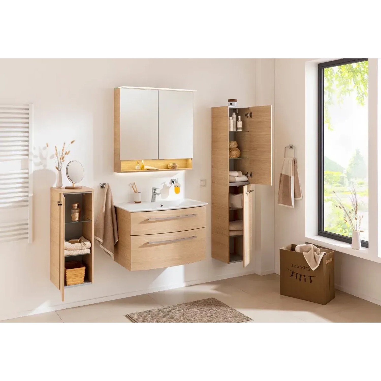 Fackelmann Spiegelschrank B.Style Sandeiche 80 cm im Badezimmer mit passenden Badmöbeln.