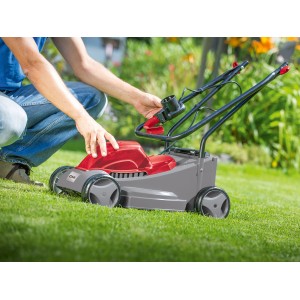 CMI Elektro-Rasenmäher C-ERM 1200/32 2 in Rot/Grau auf Rasen.