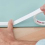 Anwendung von doppelseitigem fischer Montageband (19mm) auf Glas.