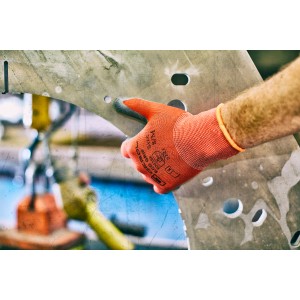 Gebol Eco Grip Arbeitshandschuh Größe 9 in Aktion, orangefarben mit guter Griffigkeit.