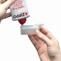 Zippo Feuerzeugbenzin (125ml) wird in einen kleinen Behälter gefüllt.