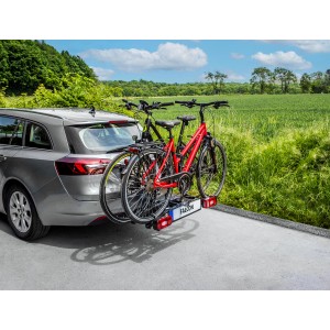 Eufab Falcon Fahrrad-Kupplungsträger am Auto mit zwei Fahrrädern (rot, schwarz).