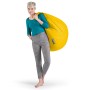 Frau mit gelbem Sitting Point Sitzsack Easy 220 l über der Schulter.