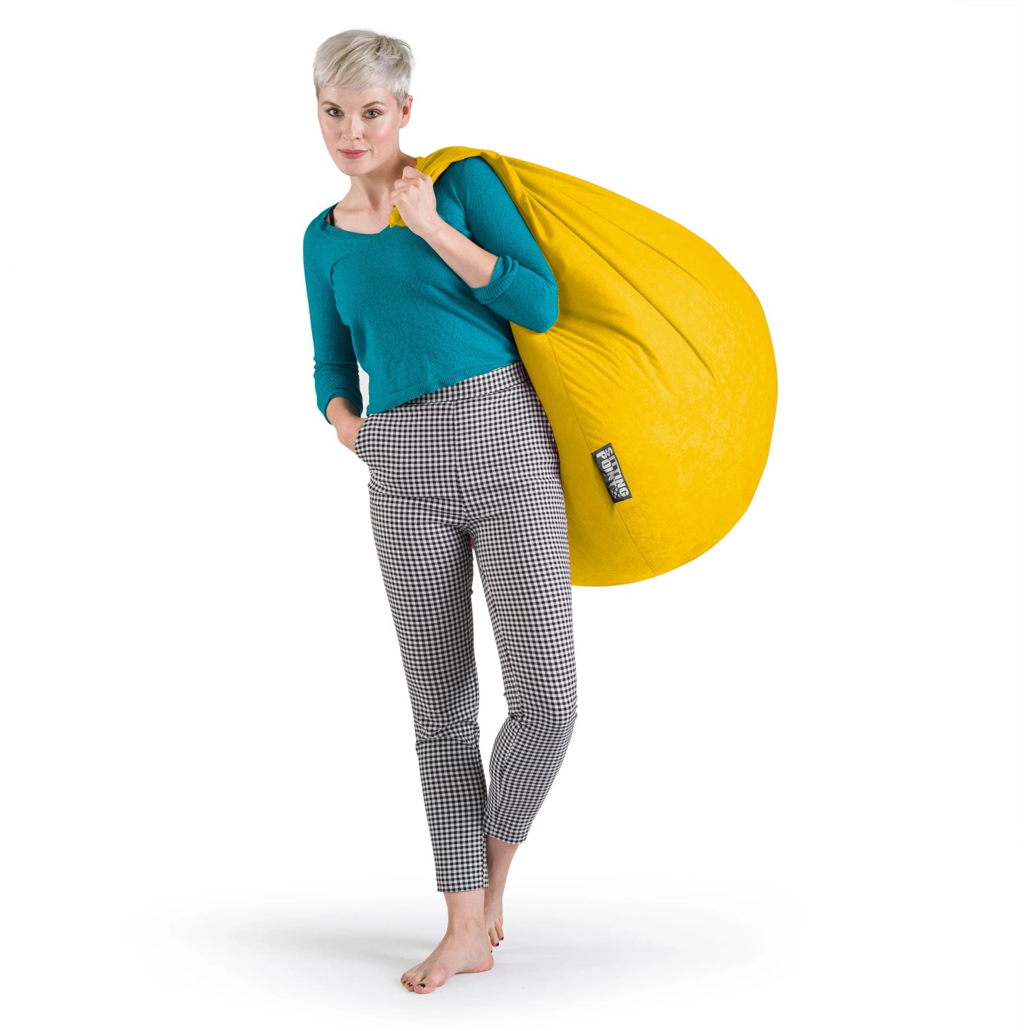Frau mit gelbem Sitting Point Sitzsack Easy 220 l über der Schulter.