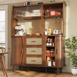 Brauner Buffetschrank mit Rattanoptik, Glasschiebetüren, Schubladen und offenem Stauraum für Küche/Esszimmer.