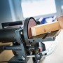 LUX Schleifauflage für Exzenterschleifer, Ø 115 mm, Körnung 80 im Einsatz mit Werkstück.