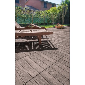 Häusler Woodstone Terrassenplatten in Naturbraun, Holzoptik, 50x50 cm. Terrasse mit Liegen im Garten.