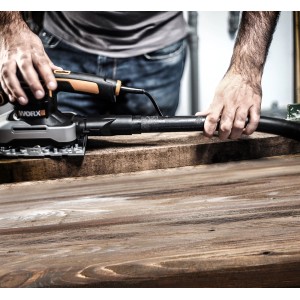 Worx Schwingschleifer WX642.1 in Aktion beim Schleifen von Holz. Schleifmaschine mit Staubabsaugung.
