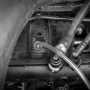 APA Ölabsaugpumpe 12V im Einsatz am Motor, Detailaufnahme.