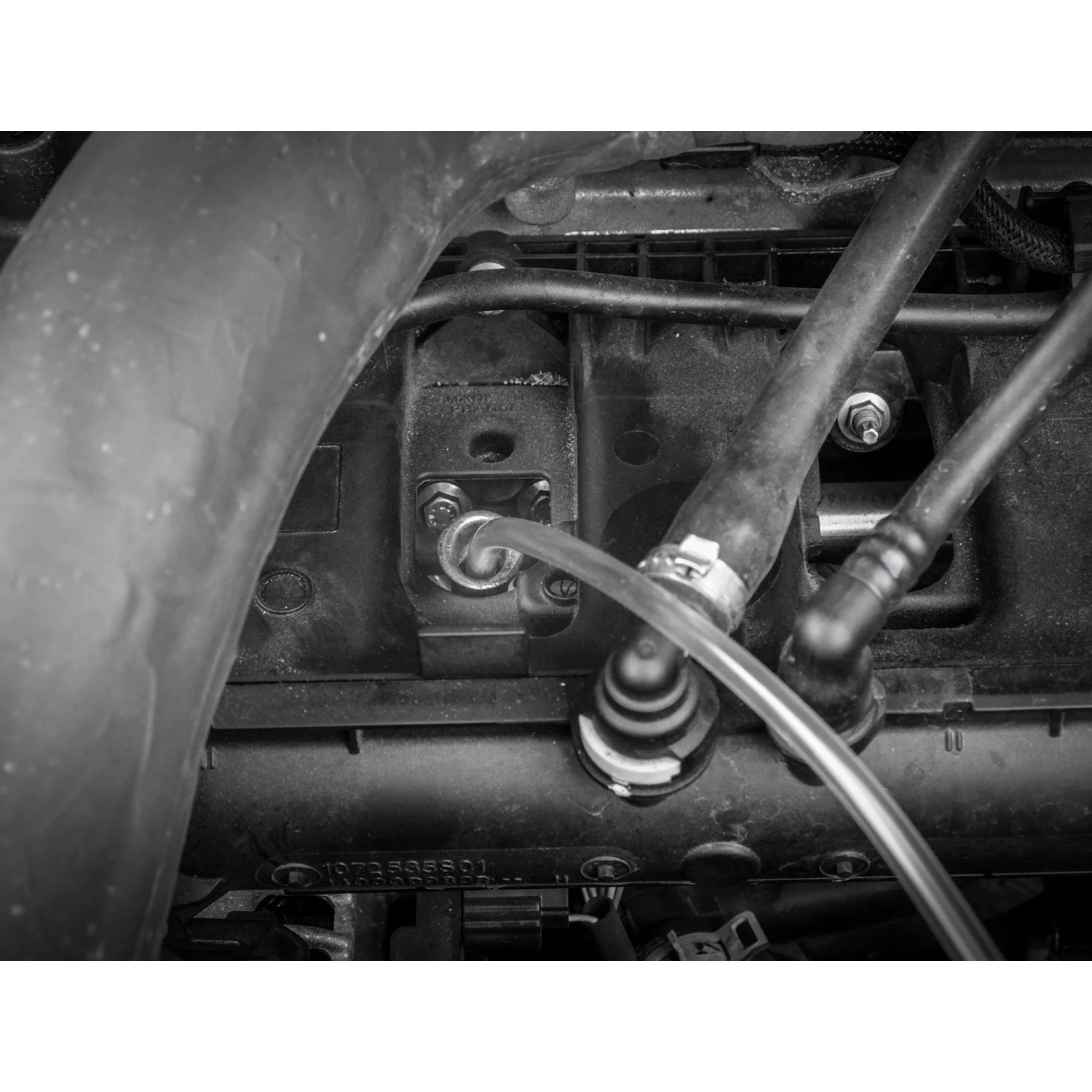 APA Ölabsaugpumpe 12V im Einsatz am Motor, Detailaufnahme.