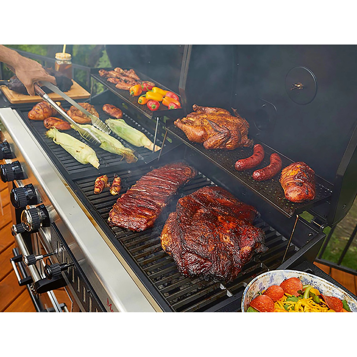 Pit Boss Memphis Ultimate Kombi-Grill mit Gas, Holzkohle und Smoker mit Grillgut.