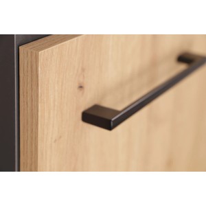 Respekta Oliver Kleinküche: Front in Artisan Eiche Nachbildung mit Holzmaserung und schwarzem Stangengriff.