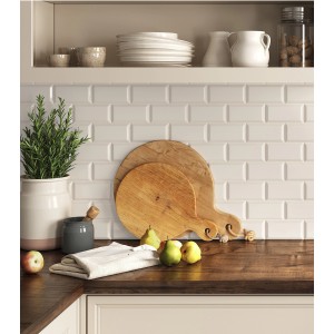 Wandfliesen Metro, weiße, glänzende Steingutfliesen im Format 7,5x15 cm an Küchenwand.