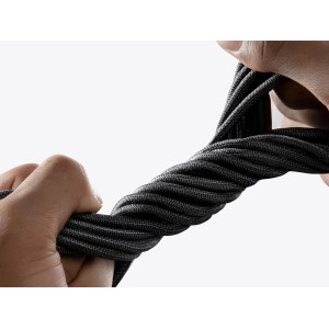 Anker USB-C Kabel, 180cm, aus Bio-Nylon, wird von Händen gehalten.