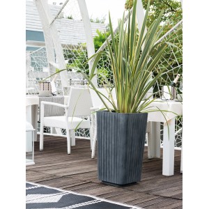 Deroma Pflanztopf Quadro Hoch Link 2er Set, anthrazit, mit Pflanze auf Terrasse.