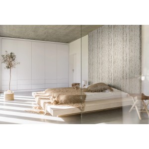 Beige Marburg Vliestapete in Travertin-Optik an Schlafzimmerwand.