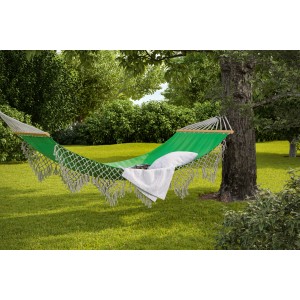 Grüne Hängematte Salcha aus Polycotton mit Volants im Garten zwischen Bäumen.