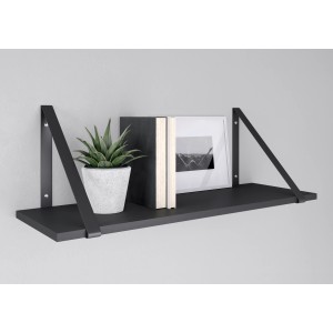 Wandregal mit schwarzer, matter Triangel Konsole und Deko.