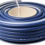Aufgerollter, blauer Fitt Trinkwasserschlauch Pure (1/2) auf einer Pappspule.