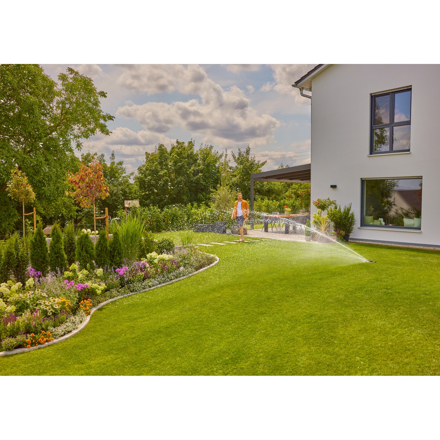 Gardena Pipeline AquaPrecise Rasen-Bewässerungssystem in Aktion, solarbetrieben.