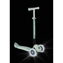 Pistazienfarbener Globber Primo 3-Rad Tretroller mit leuchtenden LED-Rollen und höhenverstellbarer Lenkstange.