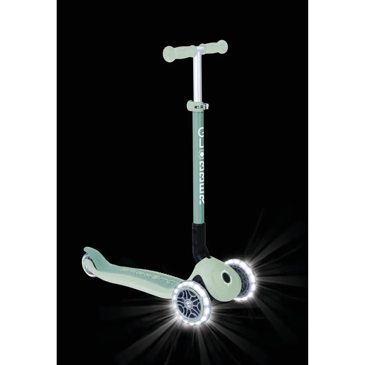 Pistazienfarbener Globber Primo 3-Rad Tretroller mit leuchtenden LED-Rollen und höhenverstellbarer Lenkstange.