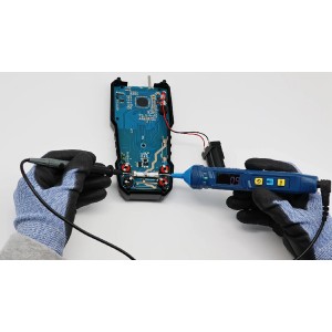 Pancontrol Multistift Stift-Multimeter bei der Messung einer Platine, Nahaufnahme.