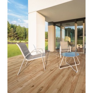 Terrasse mit Eurostone Feinsteinzeugplatten TimberTwo Naturale in Holzoptik, braun, 40x120 cm.