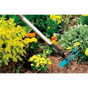 Gardena combisystem Gartenhacke mit Stiel im Beet, 7,5 cm Arbeitsbreite.