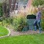 Garantia Thermo-King Komposter 400 l, grün, mit Frau im Garten. Kompostierung leicht gemacht.