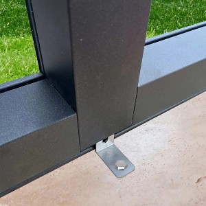 Detailaufnahme: SunElements Innenverkleidung 4.2, schwarz, für SunGarden Gewächshaus.