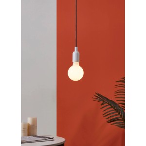 Eglo E27 LED Leuchtmittel in Globeform, 9W, warmweißes Licht, hängend an schwarzem Kabel.