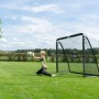 Schwarzes EXIT Coppa Fußballtor aus Stahl im Garten, ein Kind fängt den Ball. Ideal für Sport & Fitness.