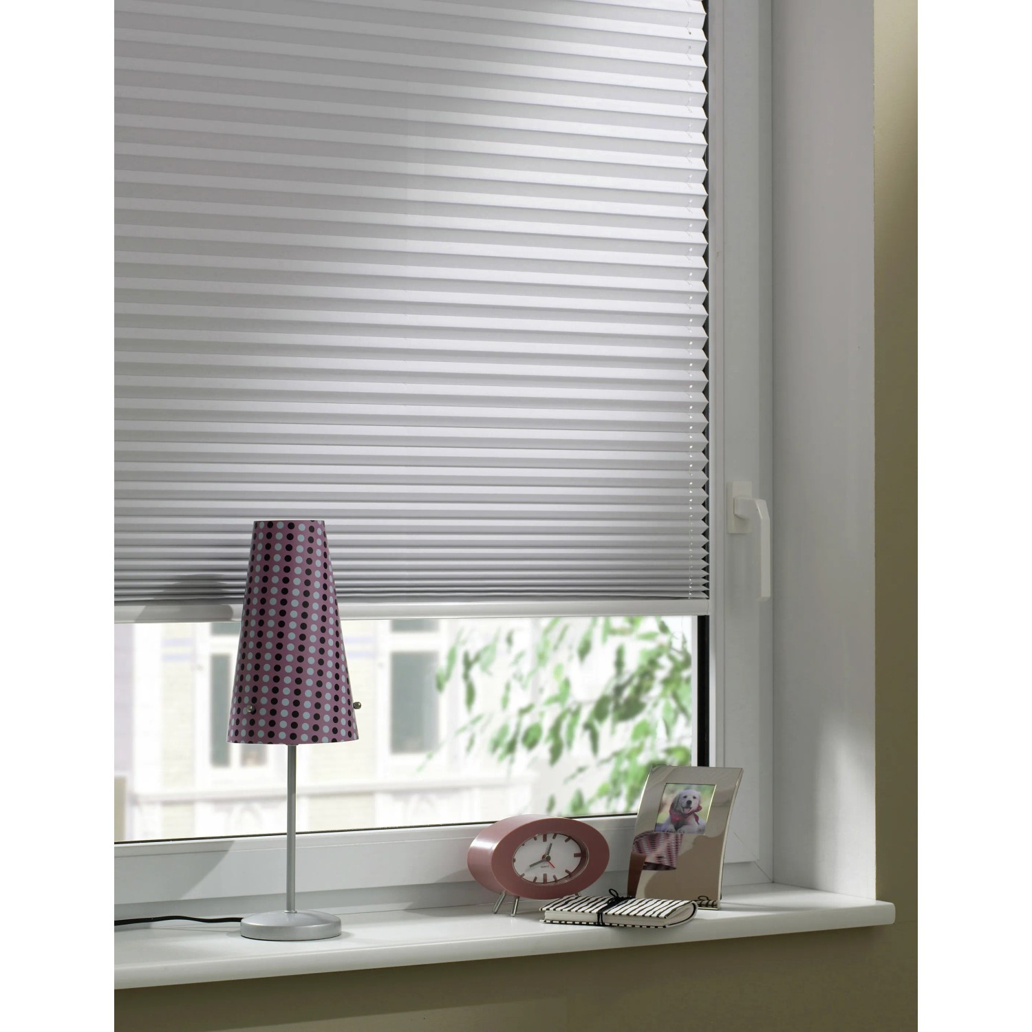 Weißes Gardinia EasyFix Thermo-Plissee am Fenster, höhenverstellbar mit Bedienschienen.