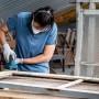 Frau schleift Fensterrahmen mit Bosch Exzenterschleifer und Schleifblatt C470 K80.