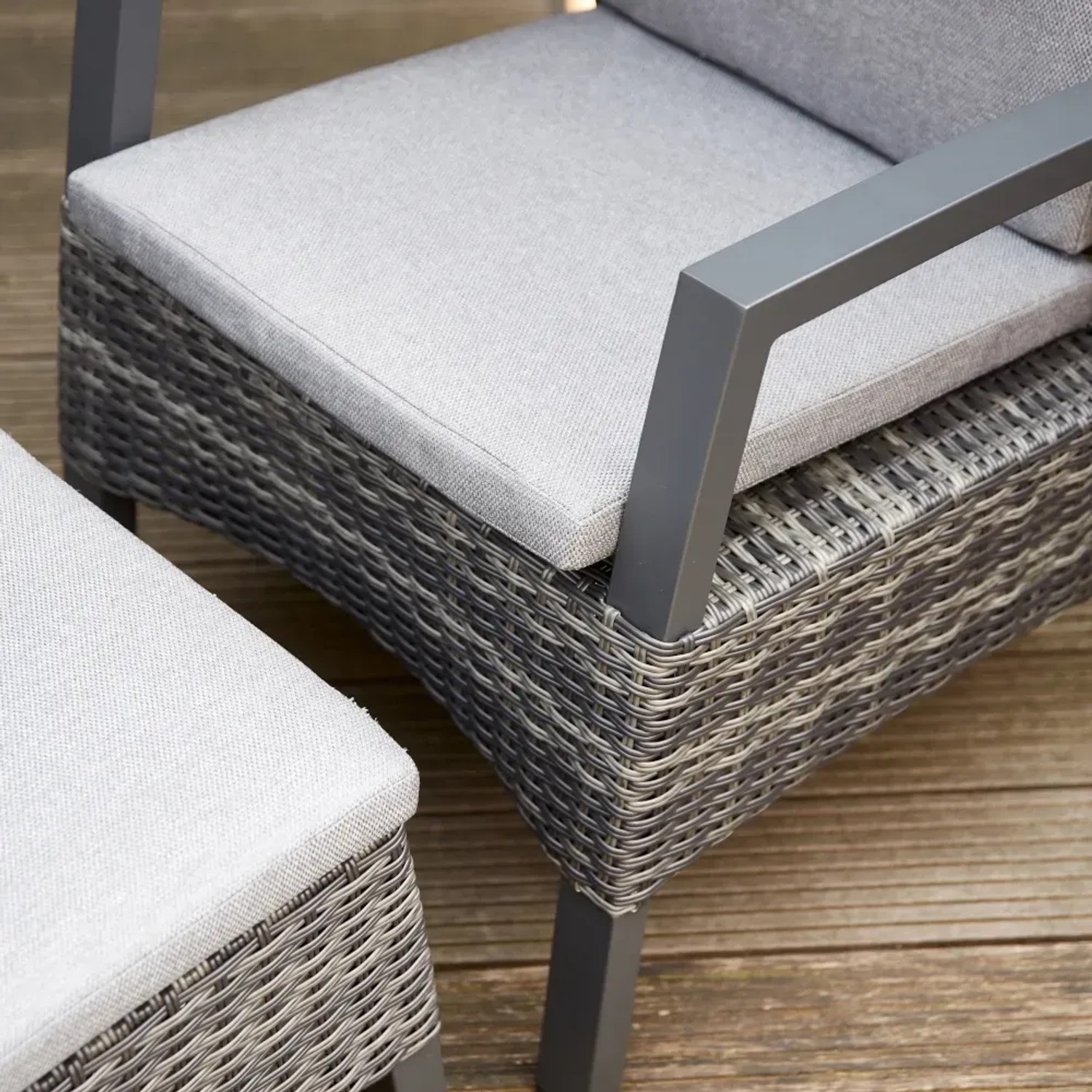 Siena Garden Hocker Taranto, anthrazit mit Kissen. Gartenhocker aus wetterfestem Geflecht und Aluminium.